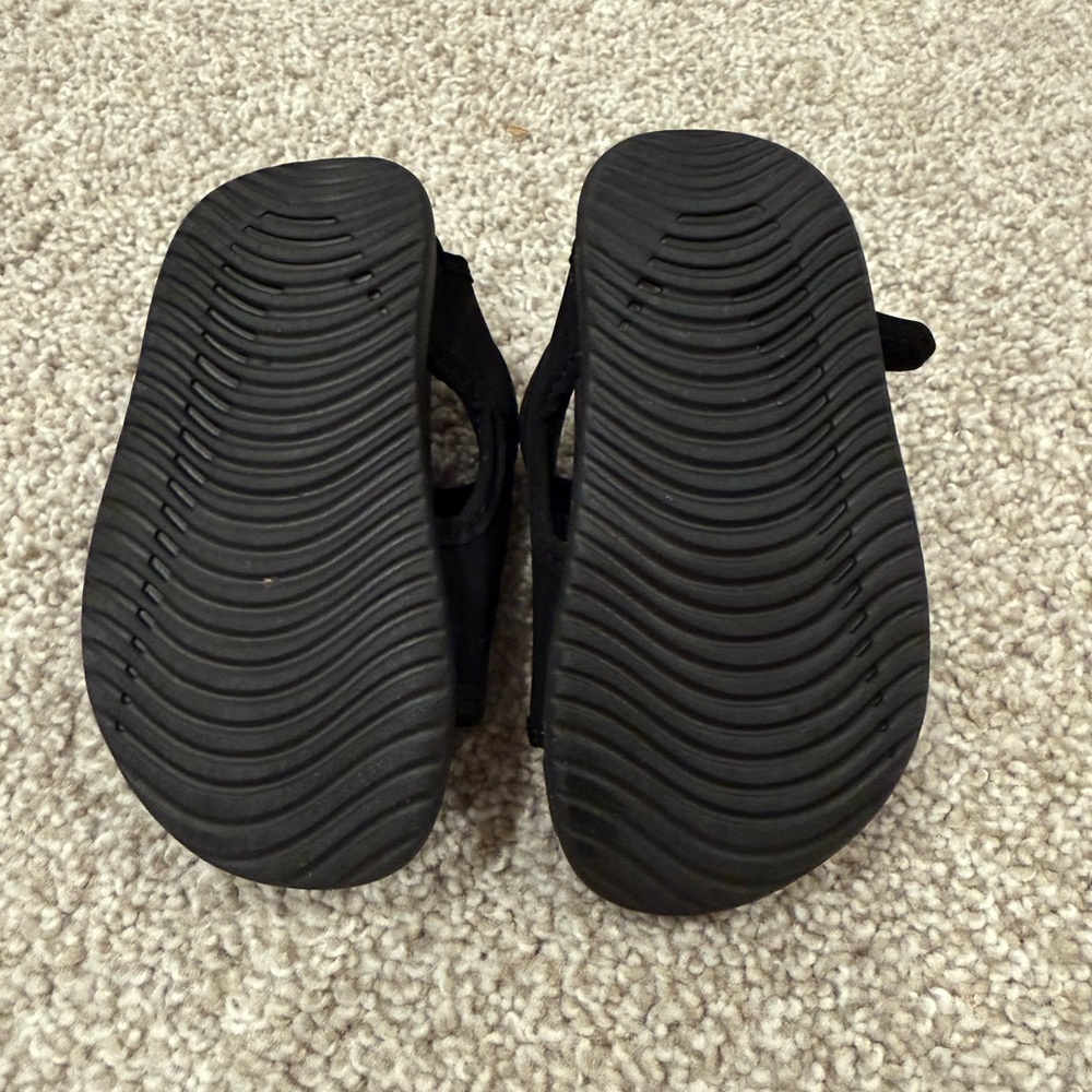Nike Kids Black and White Sandals - Picture 3 of 4